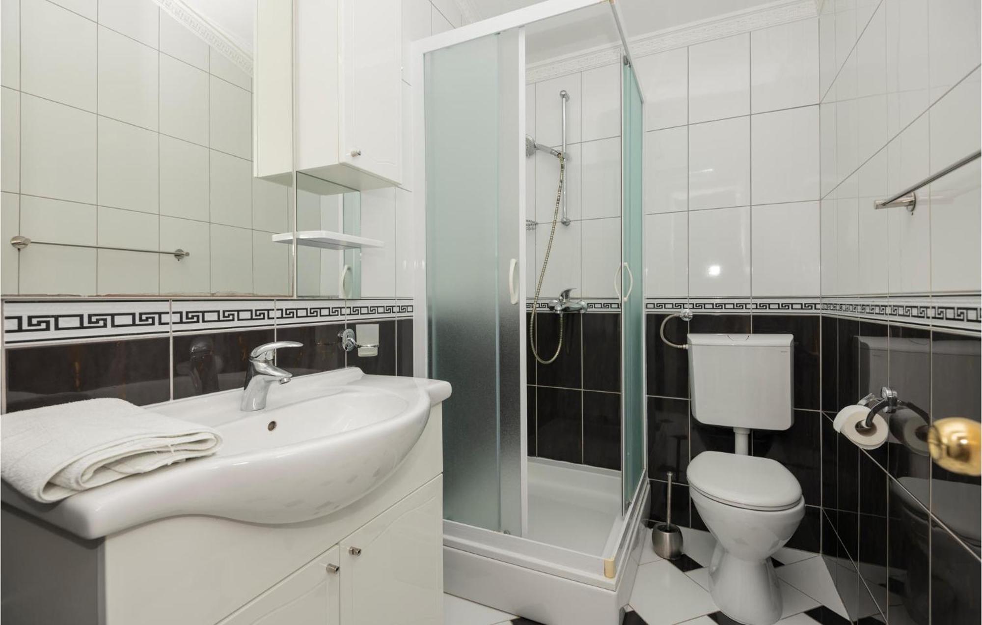 1 Bedroom Stunning Apartment In มาคาร์สกา ภายนอก รูปภาพ