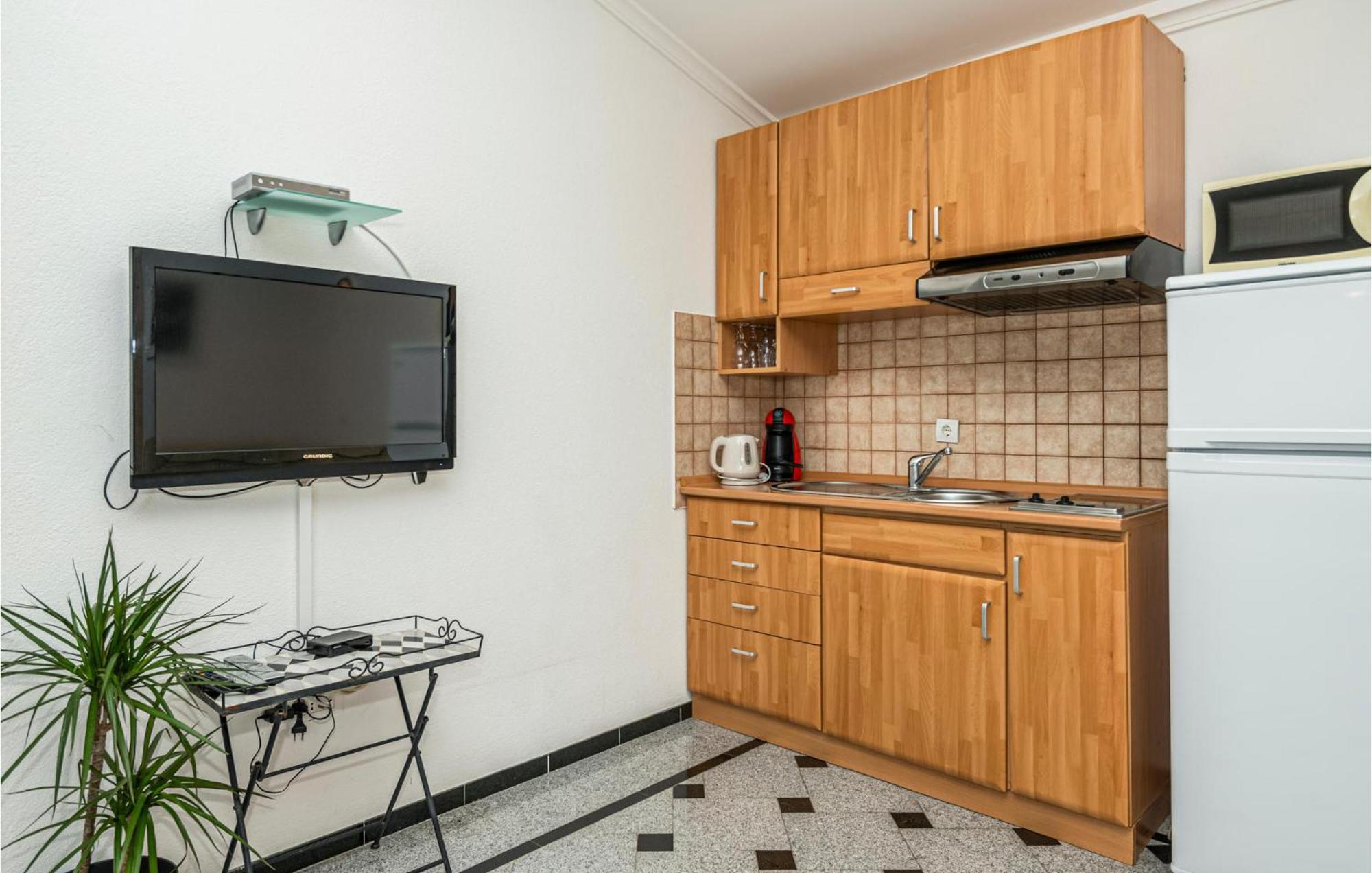 1 Bedroom Stunning Apartment In มาคาร์สกา ภายนอก รูปภาพ