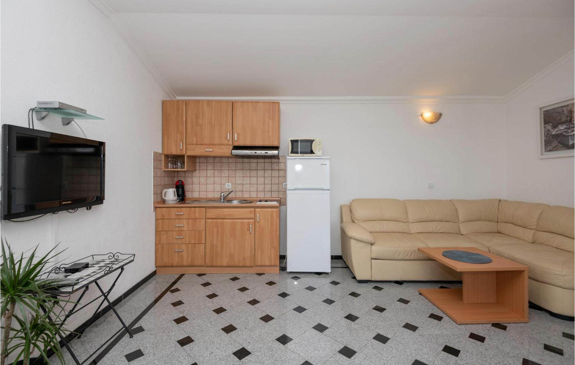 1 Bedroom Stunning Apartment In มาคาร์สกา ภายนอก รูปภาพ