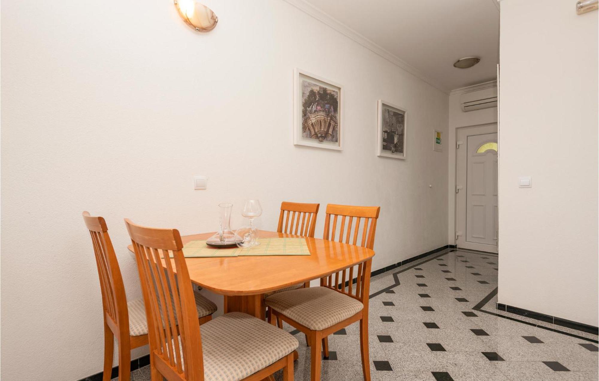 1 Bedroom Stunning Apartment In มาคาร์สกา ภายนอก รูปภาพ